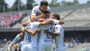 Jugadores de Pumas celebran un gol 