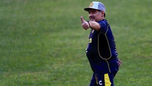 Maradona, saludando durante su primera práctica como DT de Dorados