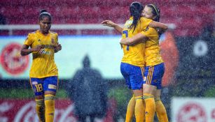 Tigres femenil celebra una anotación frente a Chivas