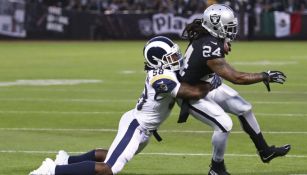 Marshawn Lynch siendo tackleado en el juego vs Rams