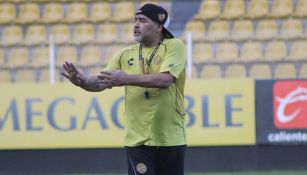 Maradona da instrucciones en un entrenamiento de Dorados