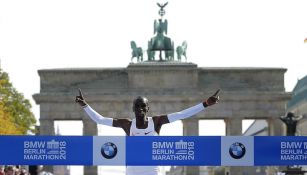 Eliud Kipchoge cruza la meta en Berlín 