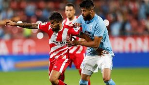 Néstor Araujo pelea por el balón en el duelo contra el Girona