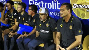 Maradona con el cuerpo técnico de Dorados en el banquillo