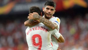 Banega y Ben Yedder celebran un gol en el Sánchez Pizjuán