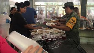 Miembros de la Sedena participan en labores de apoyo a damnificados en Sinaloa