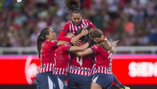 Chivas celebra una anotación frente a Atlas