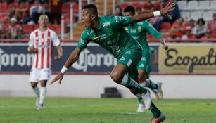 Yairo Moreno, celebra su anotación frente a Necaxa