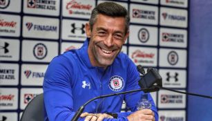 Caixinha sonríe en conferencia de prensa en La Noria