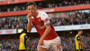 Mesut Özil festeja su gol contra el Watford