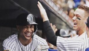 Stanton se divierte con sus compañeros durante un partido 