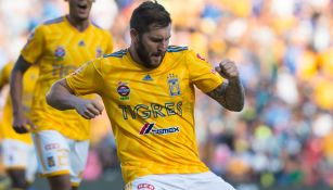 Gignac festeja una anotación con los Tigres