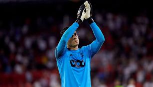 Ochoa al finalizar un partido con el Standard 