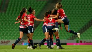 Chivas Femenil celebra una anotación ante Santos