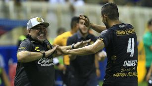 Maradona festeja anotación de Dorados con uno de sus jugadores 