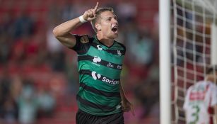 Julio Furch celebra gol contra Necaxa