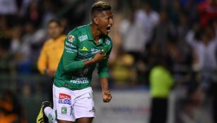 Pedro Aquino festeja un gol con León
