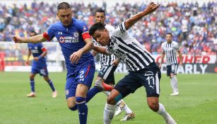 Gallardo pelea el balón con Pablo Aguilar