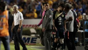 Oribe Peralta con hielo en la pierna debido a la lesión