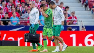 Guardado sale lesionado del duelo contra el Atlético