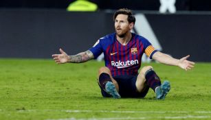 Messi reclama una falta en el juego contra Valencia