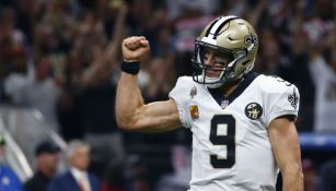 Drew Brees festejando su récord de yardas de anotación