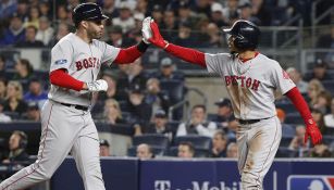 J.D. Martínez es felicitado tras anotar a los Yankees