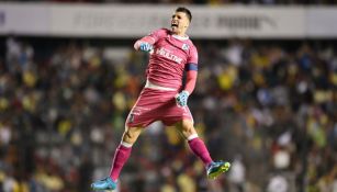 Tiago Volpi festeja un gol del Querétaro