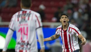 Alan Pulido durante un partido de Chivas