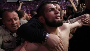 Khabib Nurmagomedov siendo detenido por su gente