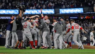 Jugadores de Boston celebran el triunfo frente a los Yankees