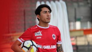 Omar Govea posa con la playera del Royal Antwerp 