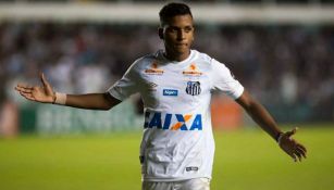 Rodrygo durante un partido con Santos