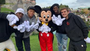 Pogba, Mbappé, Dembéle y Griezmann posan con Mickey Mouse