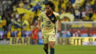 Diego Lainez conduce balón en juego de América