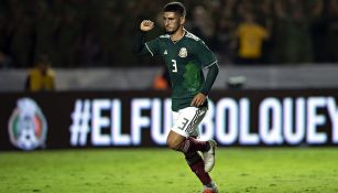 Víctor Guzmán celebra una anotación frente a Costa Rica