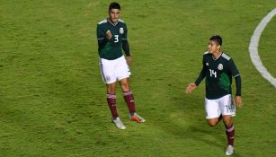 Victor Guzman y Ángel Zaldívar festejan gol con la Selección