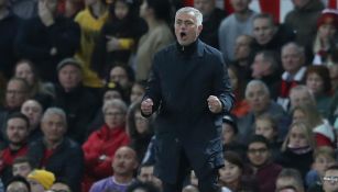 José Mourinho grita durante un partido del Manchester United