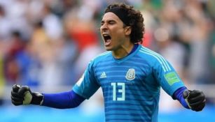 Memo Ochoa festeja durante un partido del Tri