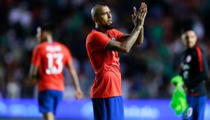 Vidal aplaude tras el triunfo de Chile