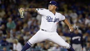 Julio Urías realiza un lanzamiento con Dodgers