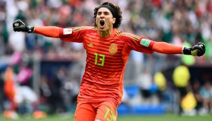 Guillermo Ochoa celebra gol de México en Rusia 2018