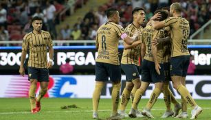 Jugadores de Pumas celebran gol contra Chivas