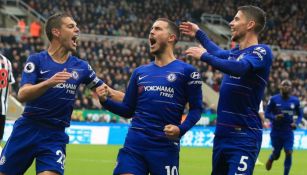 Hazard (centro) festeja un gol con el Chelsea