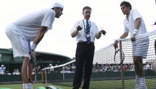 John Isner y Nicolas Mahut reciben instrucciones en Wimbledon