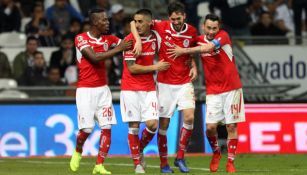 Jugadores de Toluca celebran su gol frente a Rayados