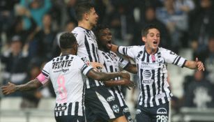 Jugadores de Rayados celebran gol contra Toluca