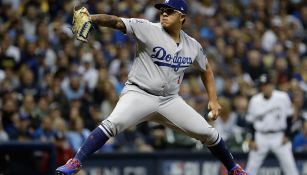 Urias lanzando con los Dodgers