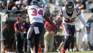 Jugadores de Texans celebran una jugada contra Jaguars