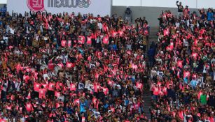 Afición de Pumas se pinta de rosa en la lucha contra el cáncer de mama